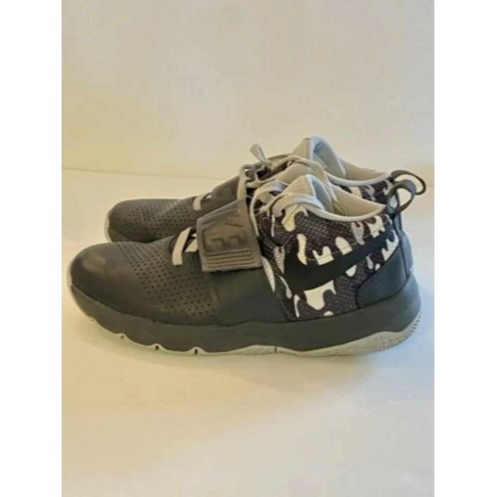 Nike Boys Hustle D 8 881941-010‎ Black Gray Basketball Shoes Sneakers Size 7Y